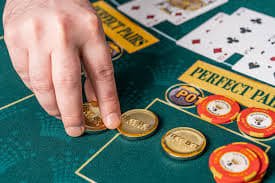 olxtoto group app screens showing slot games and live casino lobby